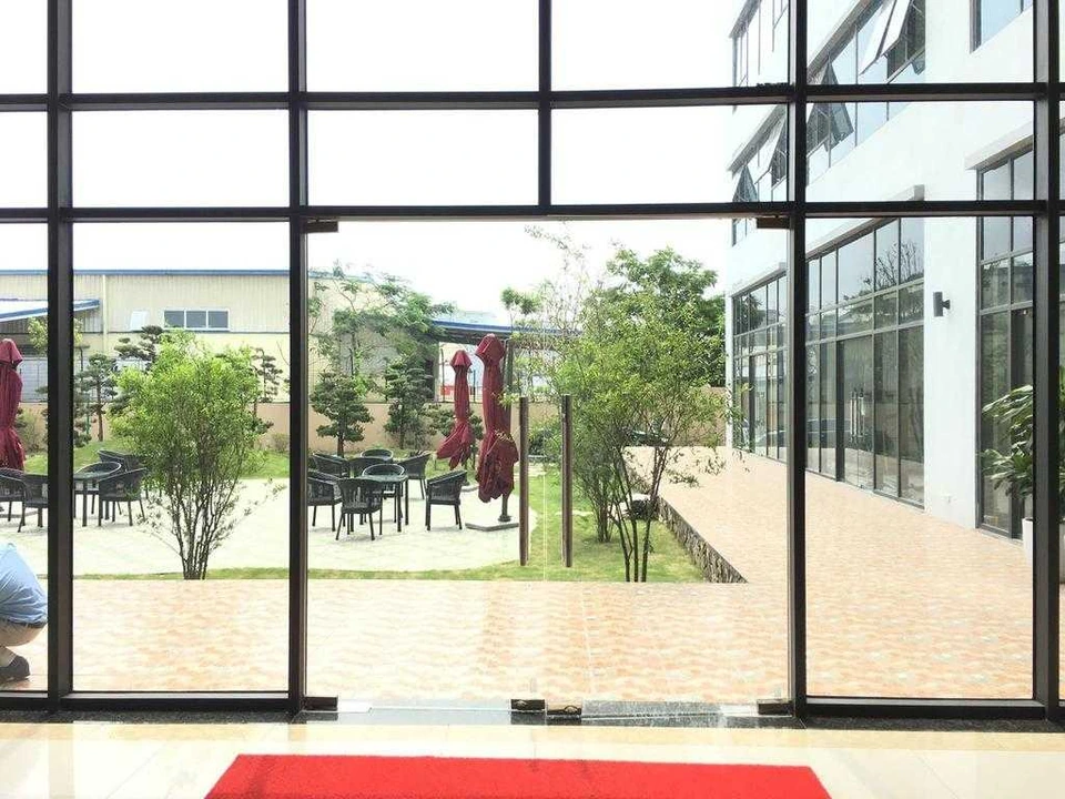 Cửa kính thuỷ lực liên vách — lối vào sảnh do TKC thi công