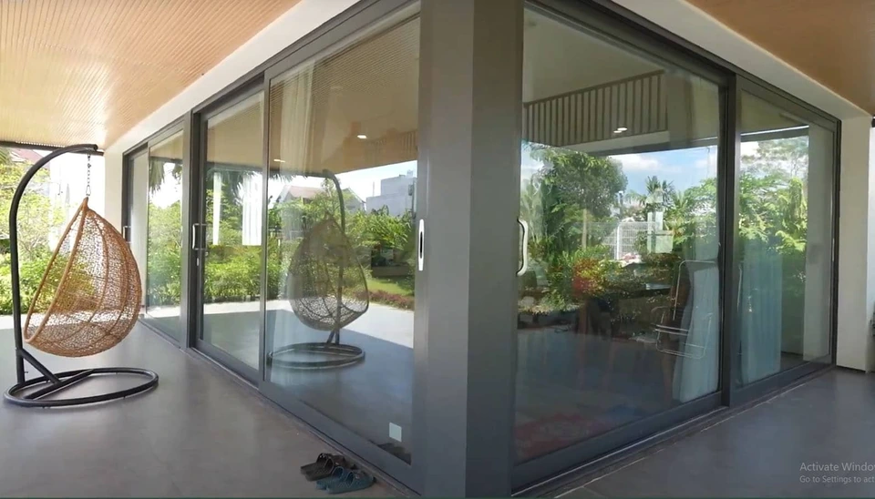 Cửa nhôm Hopo — cửa đi mở trượt toàn kính tại công trình nhà ở