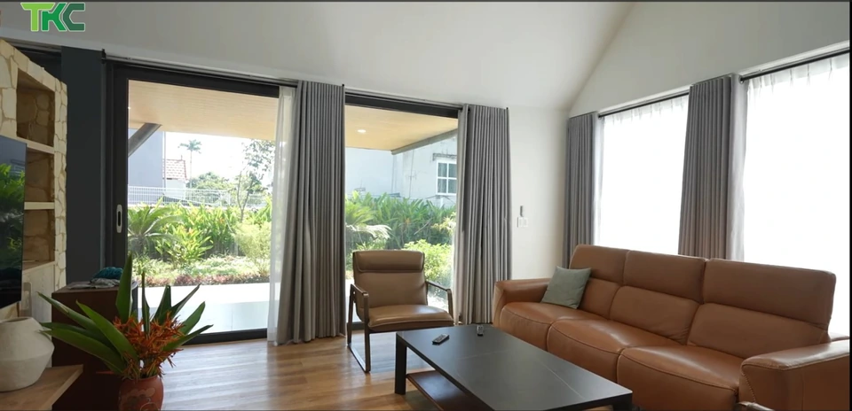 Cửa nhôm Hopo — cửa đi mở trượt nhìn ra sân vườn tại công trình Tam Nông, Phú Thọ