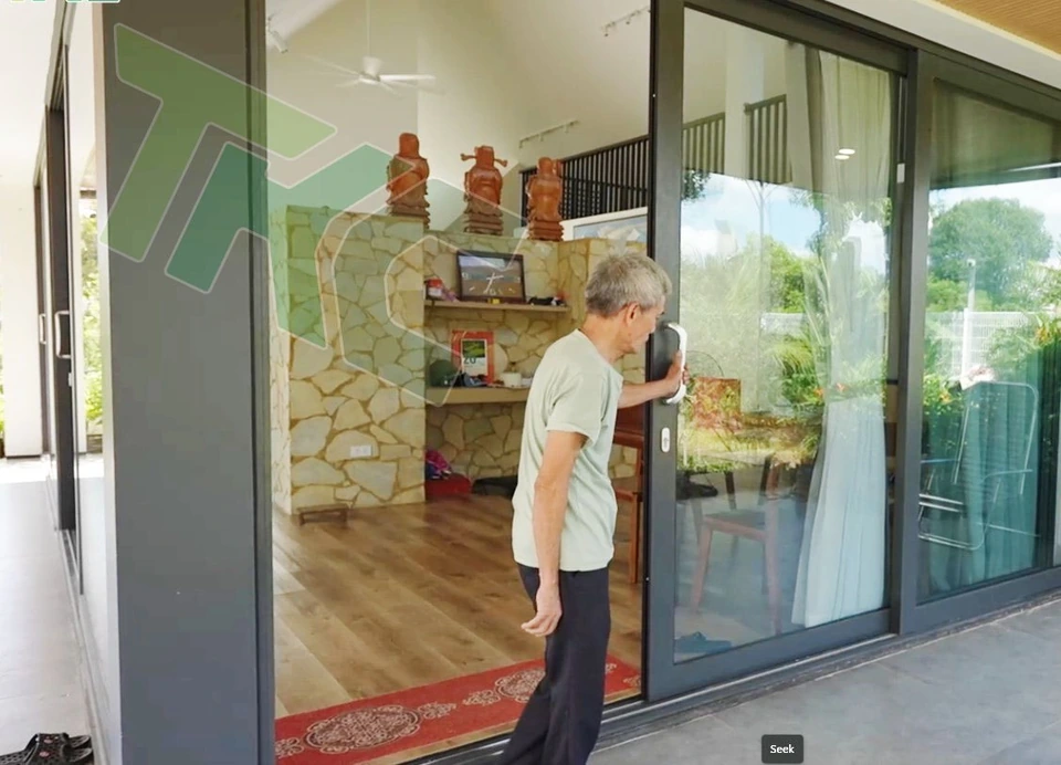 Cửa nhôm Hopo — cửa đi mở trượt và tay nắm tại công trình Tam Nông, Phú Thọ