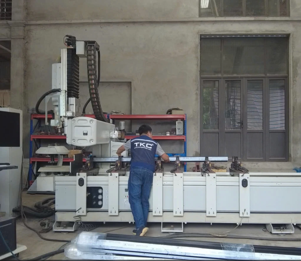 Gia công thanh nhôm định hình Reynaers trên máy CNC tại xưởng TKC