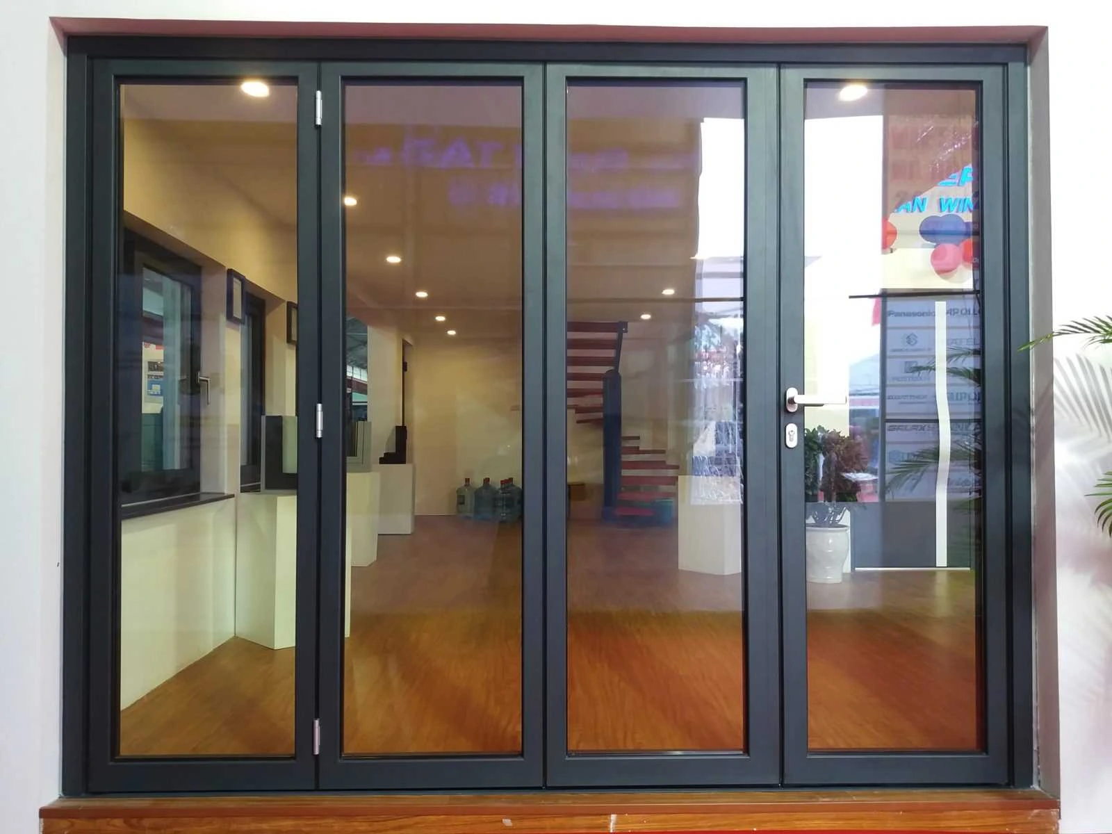 Cửa nhôm Schüco — cửa xếp trượt trưng bày tại showroom