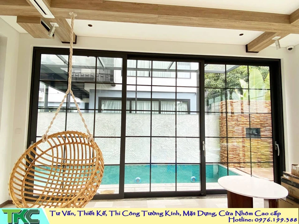Cửa nhôm trượt nâng nhôm Civro mở ra sân vườn — công trình do TKC thi công