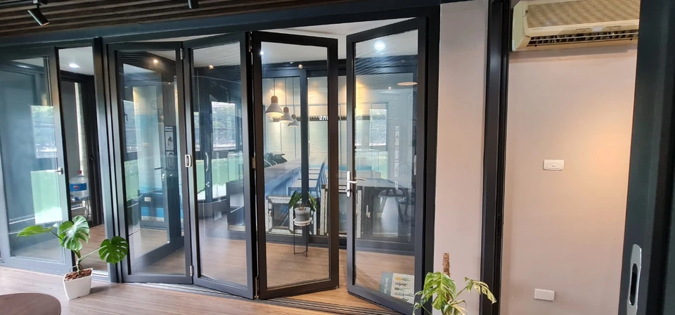 Cửa nhôm xếp trượt nhôm Civro — mở rộng toàn bộ mặt tiền