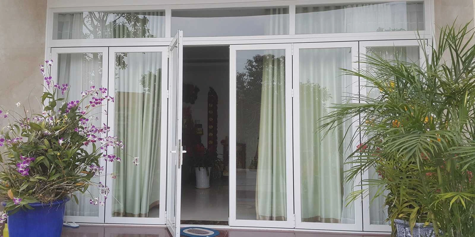 Cửa nhôm Xingfa hệ 55 — cửa đi mở quay lắp kính cường lực