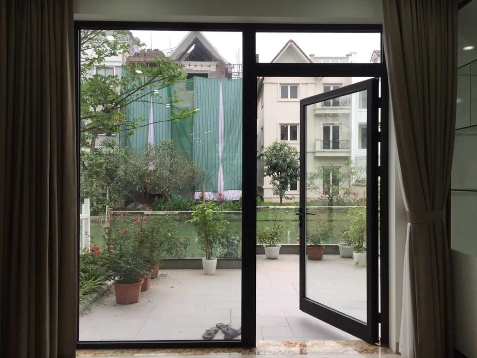 Cửa nhôm Xingfa hệ 55 — cửa đi 4 cánh mở quay ra sân