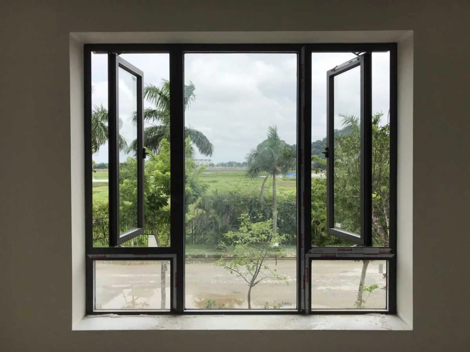 Cửa nhôm Xingfa hệ 55 — cửa sổ mở quay nhìn ra cánh đồng