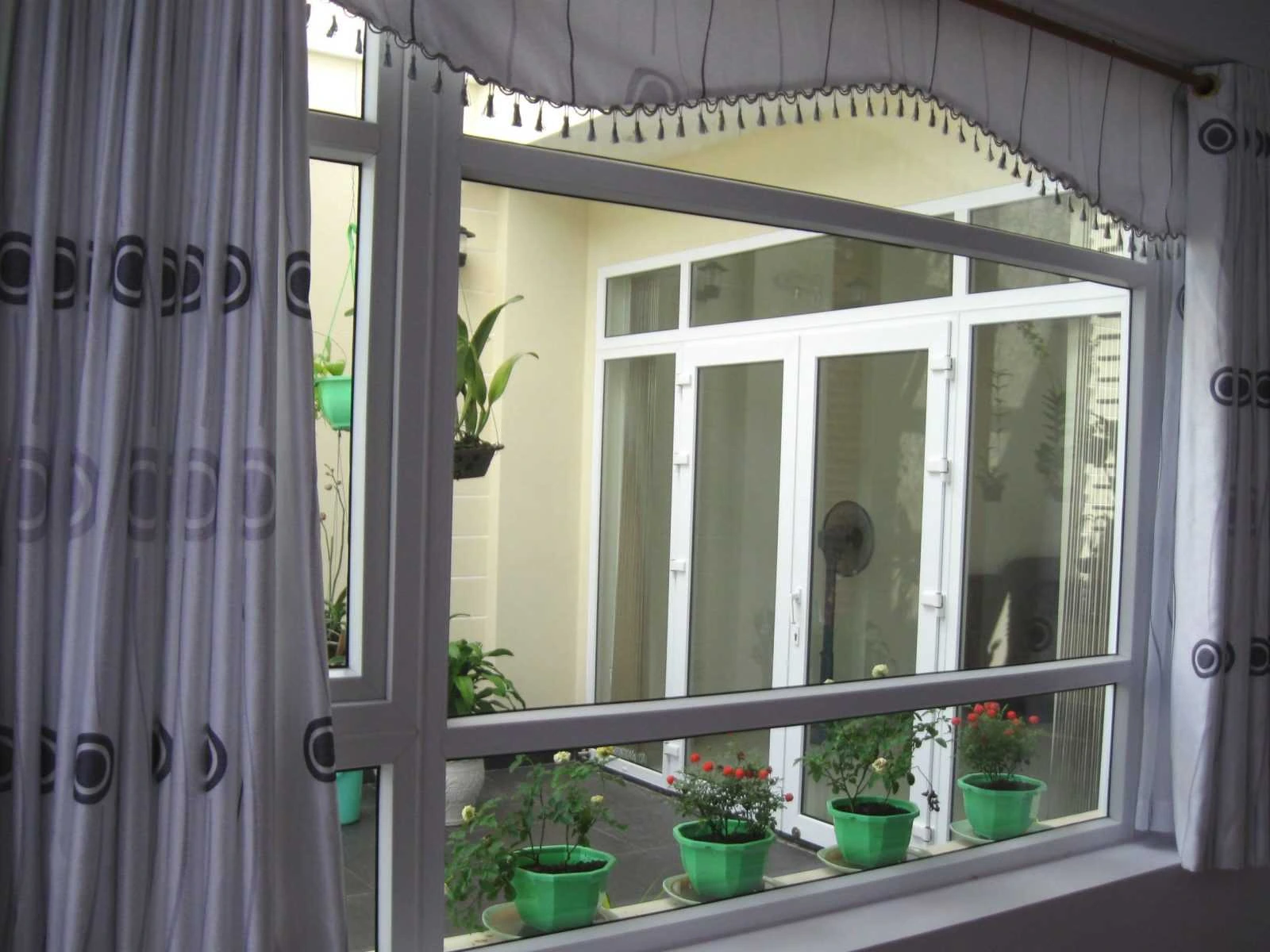 Cửa nhôm Xingfa hệ 55 — cửa sổ mở trượt tại nhà phố
