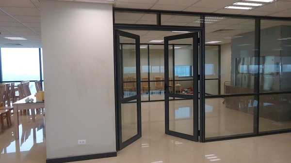 Lắp đặt cửa nhôm kính hai cánh cho nhà hiện đại