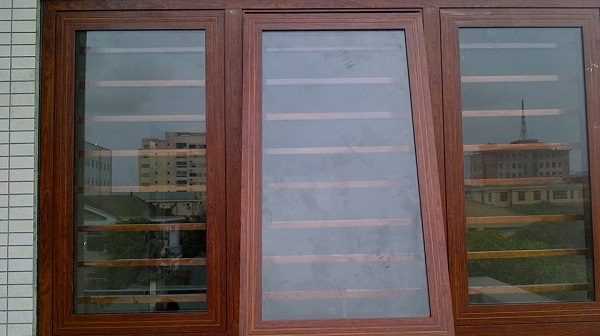 Cua So Nhom Kinh Van Go Xingfa Cho Ngoi Nha Hien Dai 600x336 2