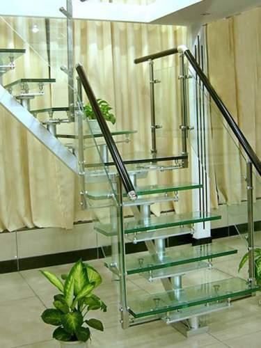 Mẫu cầu thang chắc chắn kết hợp giữa bậc thang và lan can bằng kính tôi