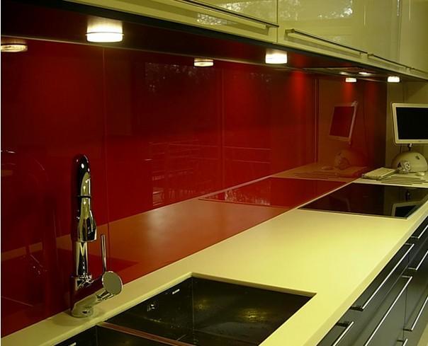 Kính màu ốp bếp hiện đại