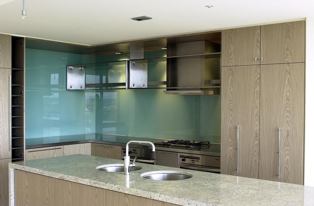Kính màu ốp bếp nhã nhặn mà vẫn sang