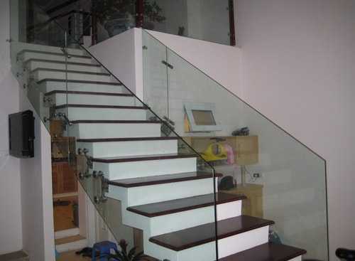 mẫu cầu thang kính