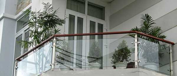 lan can bằng kính