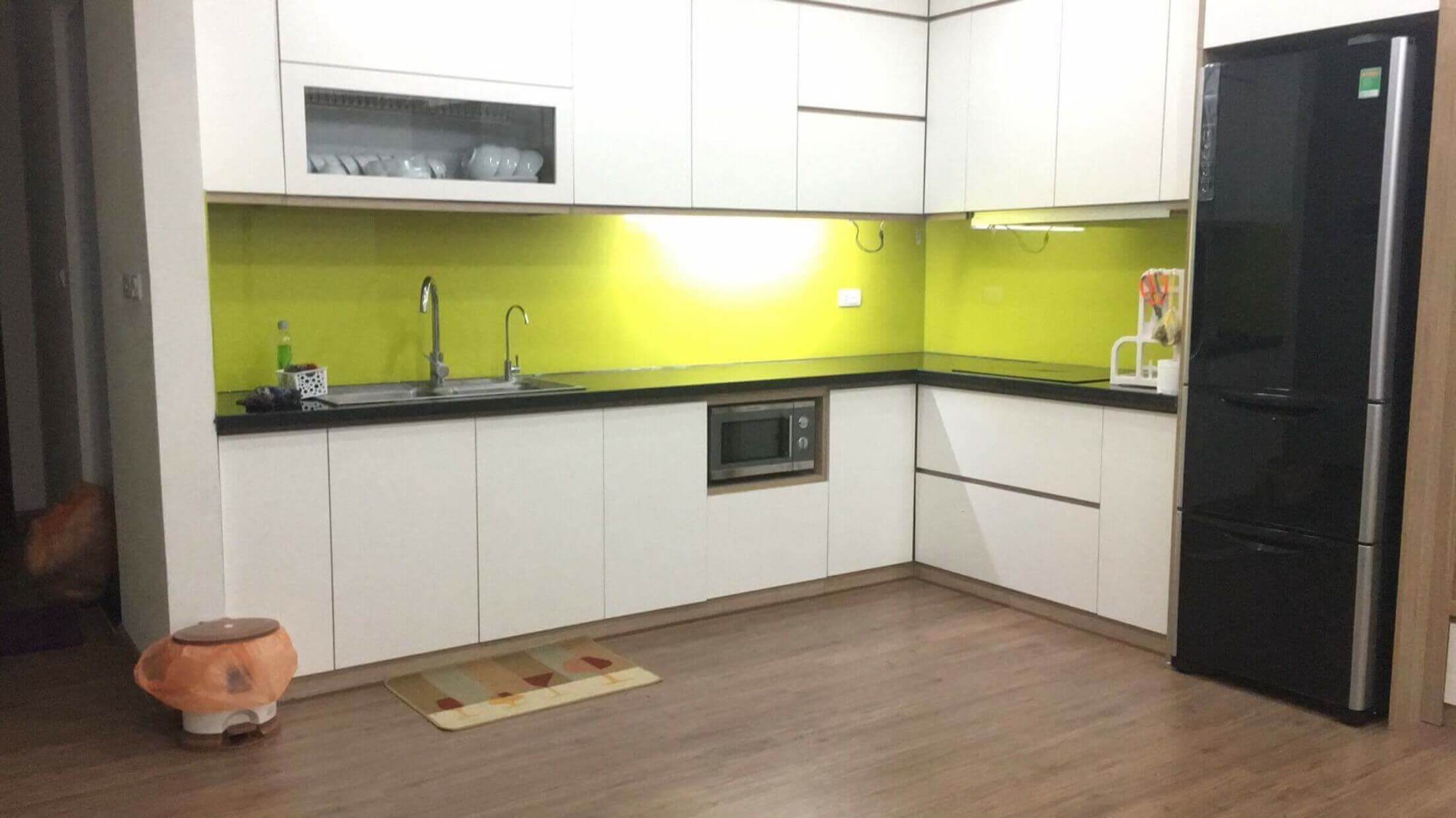 chọn màu kính ốp bếp đẹp