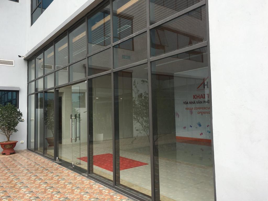 Cửa thuỷ lực kết hợp vách nhôm kính