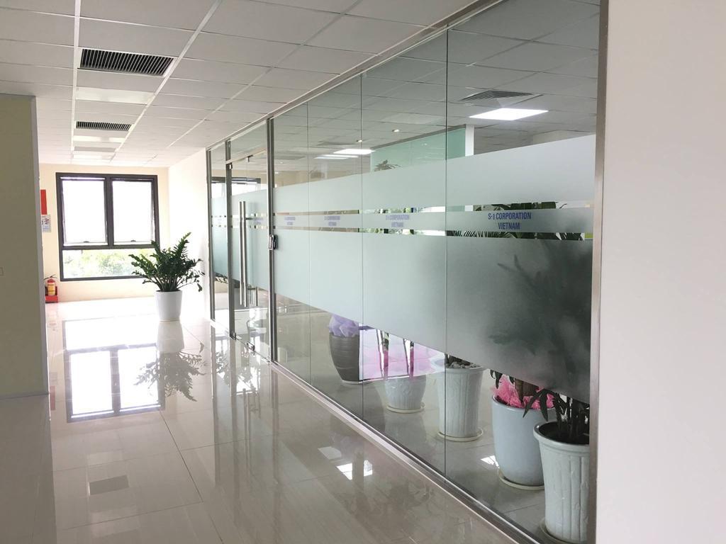 Cửa thuỷ lực kết hợp vách kính văn phòng đẹp