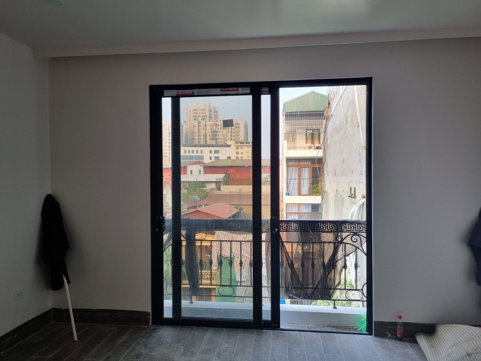 Cửa sổ kính nhôm Xingfa hệ 55 trong nhà anh Giáp – Trung Kính