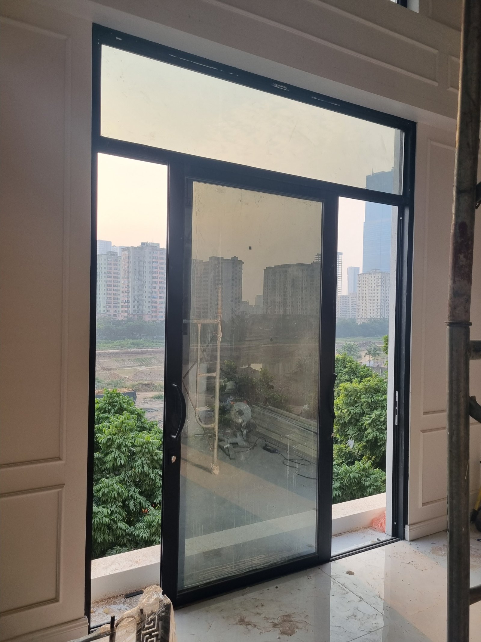 Không gian sống dùng cửa nhôm Xingfa và kính hộp bán cường lực – Trung Kính