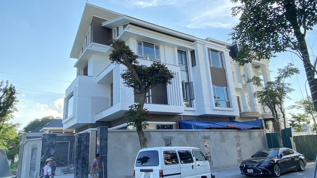 Cửa kính nhôm Xingfa Class A và kính hộp 24mm trong nhà – công trình Đông Anh