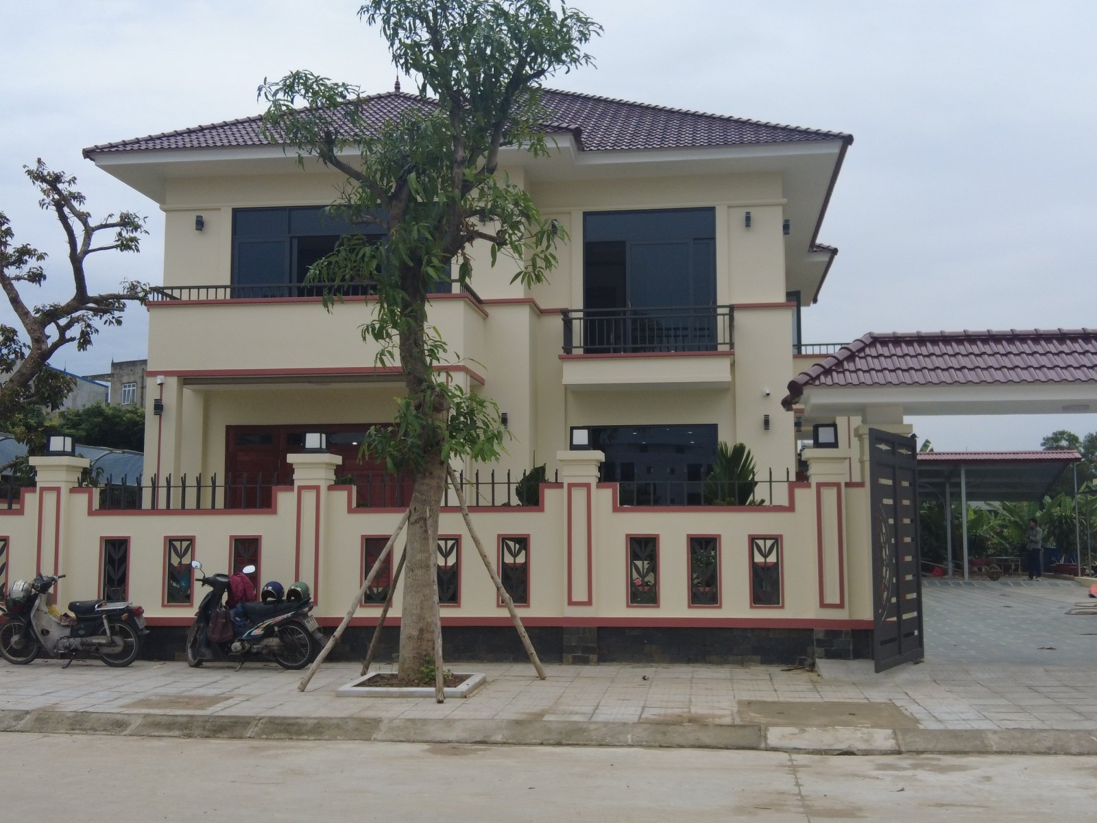 Mặt tiền nhà anh Pha Thái Nguyên với hệ cửa nhôm Xingfa Class A màu xám đá