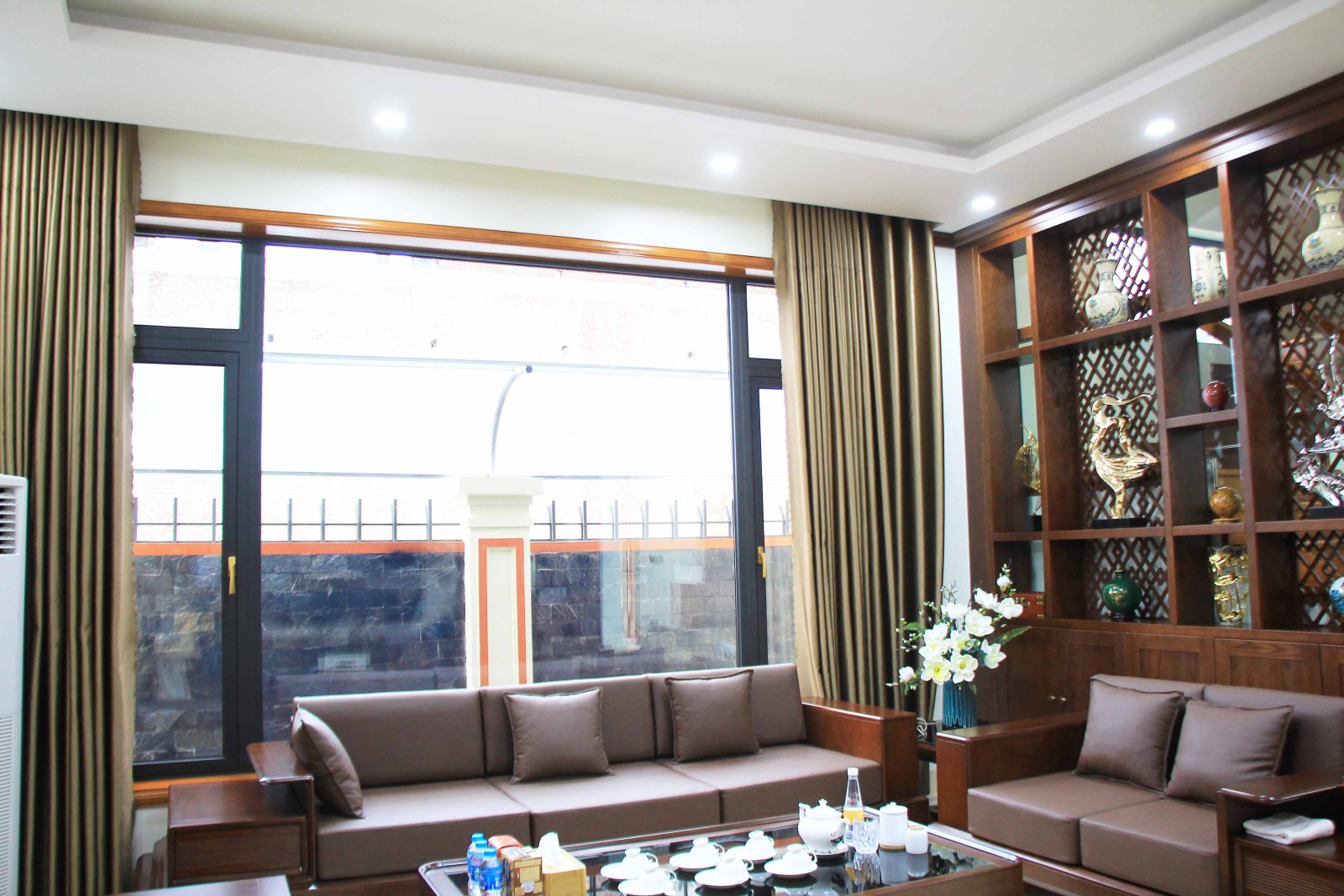 Không gian phòng khách dùng cửa kính nhôm Xingfa Class A – công trình Thái Nguyên