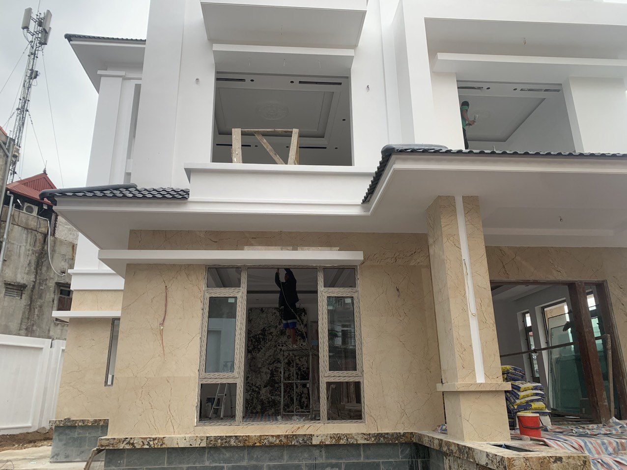 Nhà phố dùng cửa nhôm Civro C001 tại Lạng Sơn đang hoàn thiện