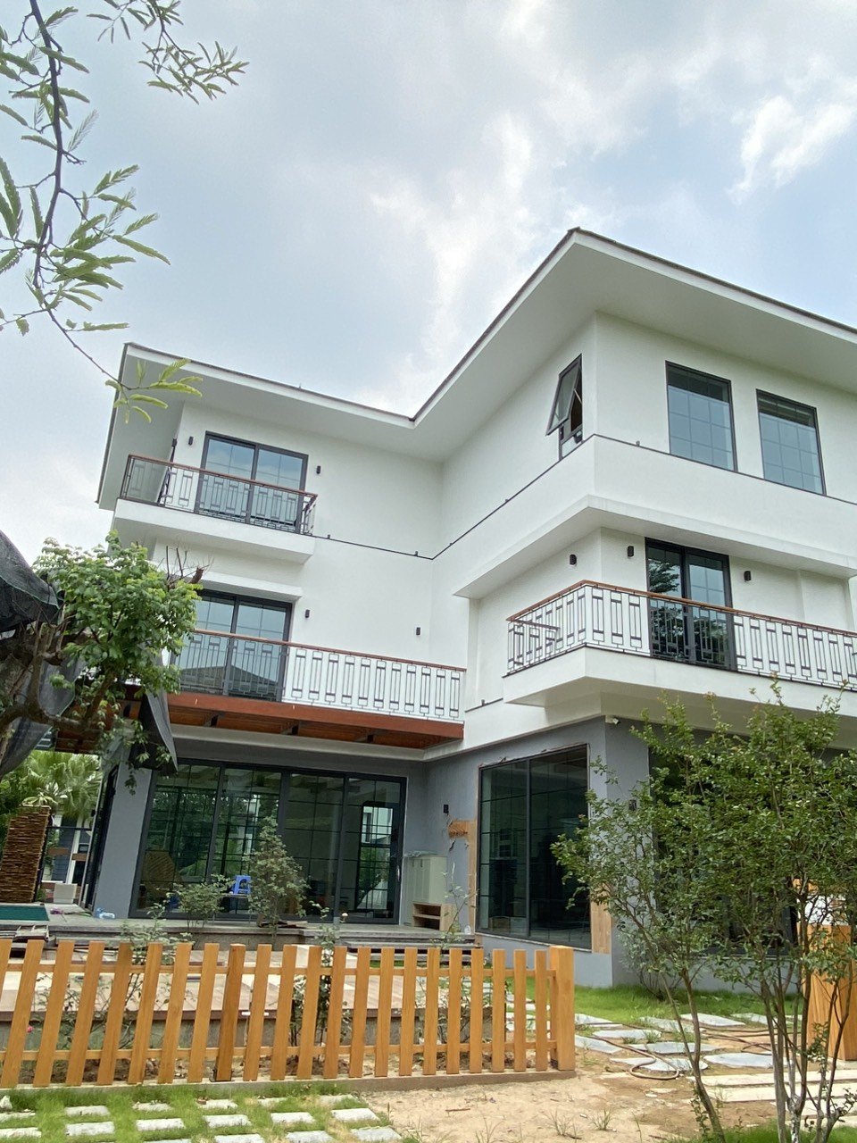 Biệt thự dùng cửa nhôm Civro C004 kính Low-E tại An Khánh, Hà Nội