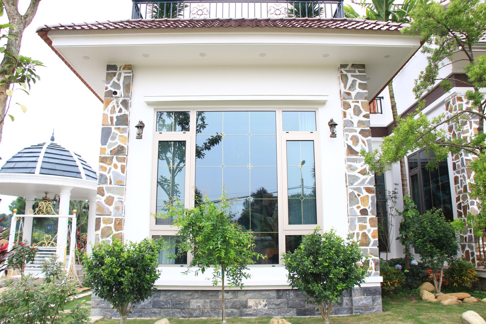 Mặt tiền biệt thự mái Thái với cửa sổ nhôm Civro Platinum gray – Thái Nguyên