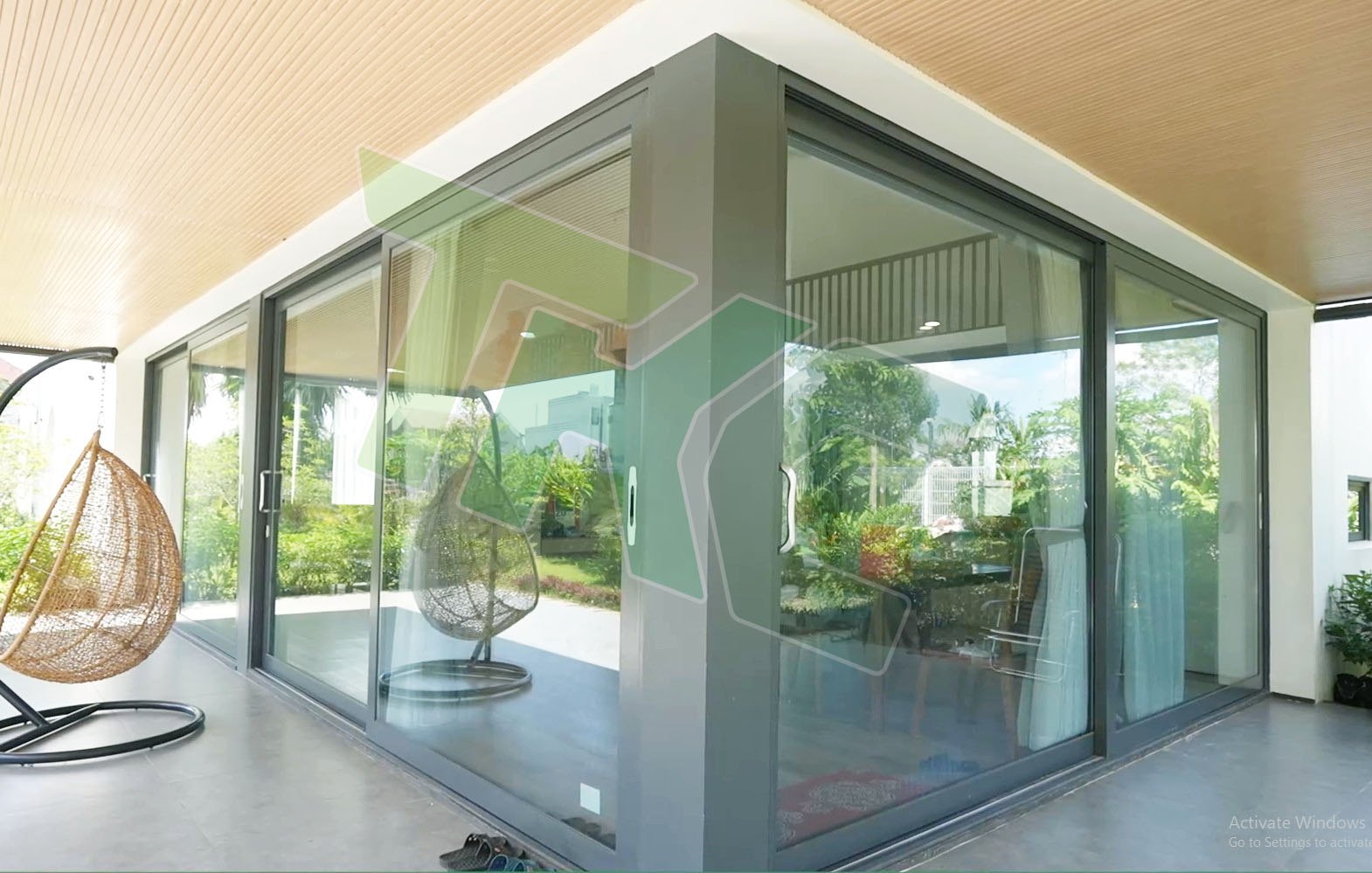 Hệ cửa trượt kính nhôm Hopo nhìn từ trong nhà ra sân vườn – Tam Nông, Phú Thọ